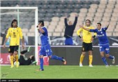 دیدار تیم های فوتبال استقلال تهران و سپاهان اصفهان