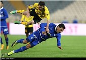 دیدار تیم های فوتبال استقلال تهران و سپاهان اصفهان
