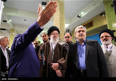 Supreme Leader Visits Iran’s Nanotechnology Exhibition