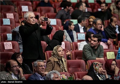 محمود کلاری فیلمبردار سینما در افتتاحیه سی و سومین جشنواره بین‌المللی فیلم فجر 