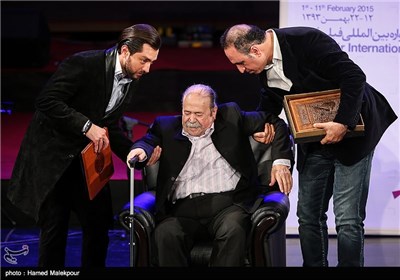 بزرگداشت محمدعلی کشاورز در مراسم افتتاحیه سی و سومین جشنواره بین‌المللی فیلم فجر