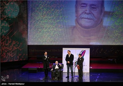 بزرگداشت محمدعلی کشاورز در مراسم افتتاحیه سی و سومین جشنواره بین‌المللی فیلم فجر