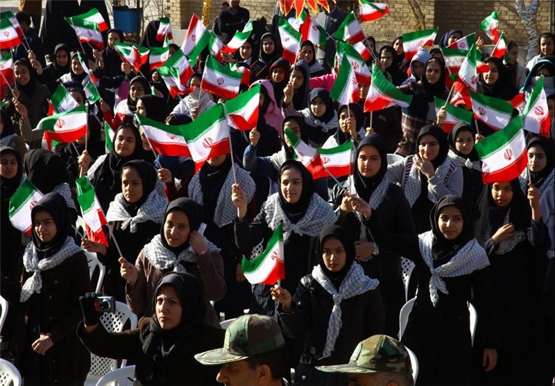 جشن بزرگ انقلاب با حضور 1357 دانش آموز در استان لرستان برگزار شد