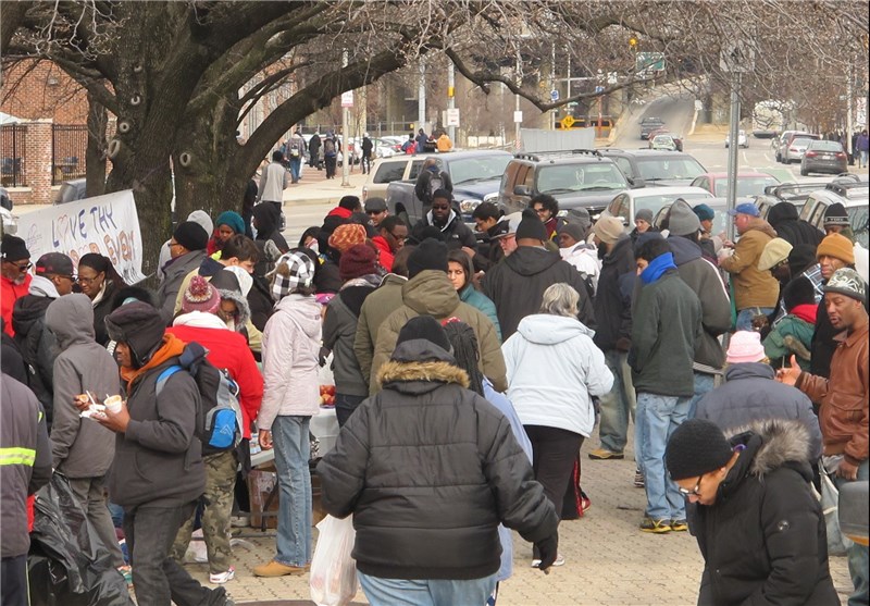 هجوم بی‌خانمان‌های آمریکایی برای دریافت غذا در بالتیمور + عکس و فیلم