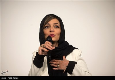 ساره بیات بازیگر فیلم سینمایی خداحافظی طولانی در دومین روز سی‌وسومین جشنواره بین‌المللی فیلم فجر