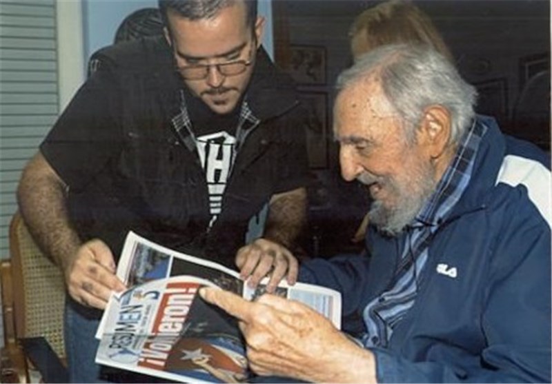 Cuba&apos;s Fidel Castro Appears in First Photographs since August