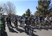 همایش دوچرخه سواری به مناسبت دهه فجر در یزد برگزار شد