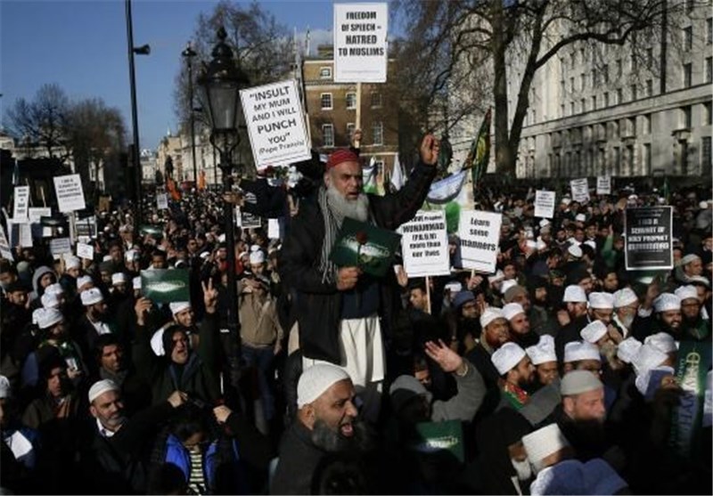 تظاهرات مسلمانان انگلیسی در اعتراض به تصاویر موهن شارلی ابدو+عکس