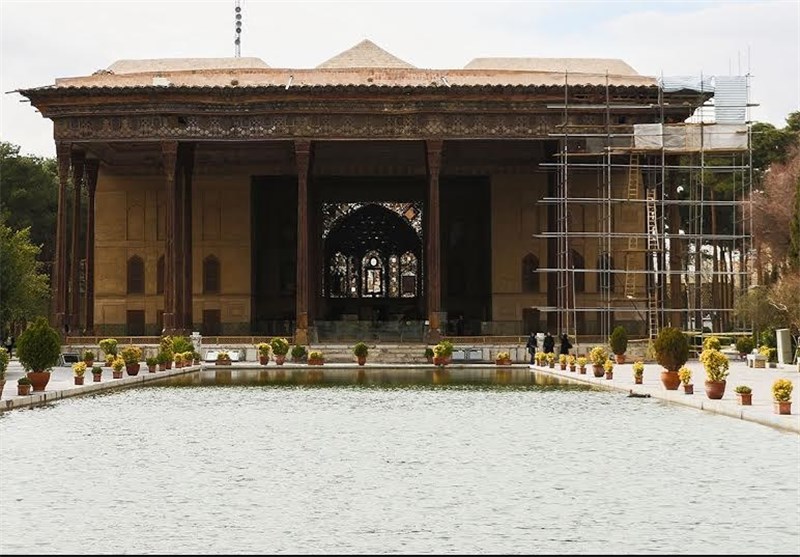 اتمام مرمت و نصب درب اصلی مجموعه جهانی کاخ چهلستون اصفهان