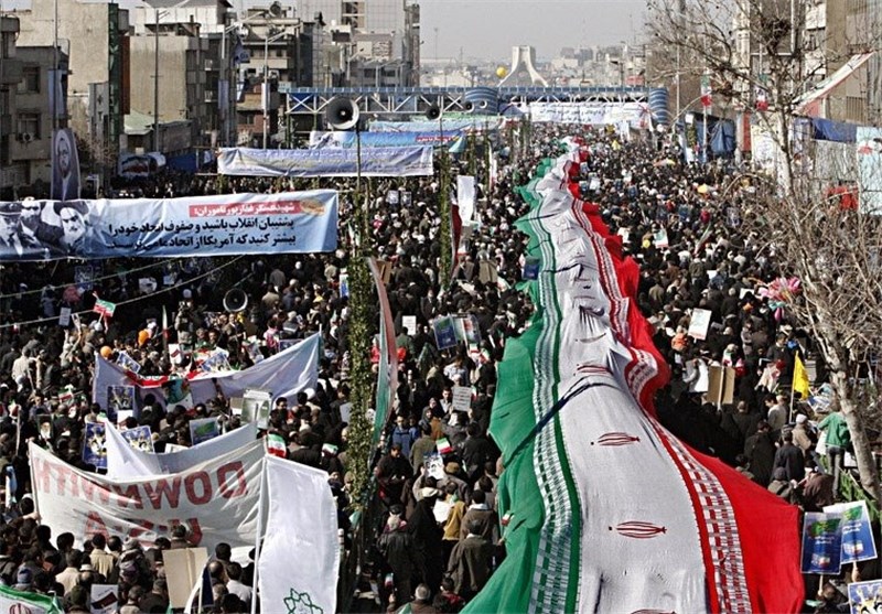 امضای طومار مطالبه از قوه قضائیه برای رسیدگی به مفاسد اقتصادی در راهپیمایی 22 بهمن