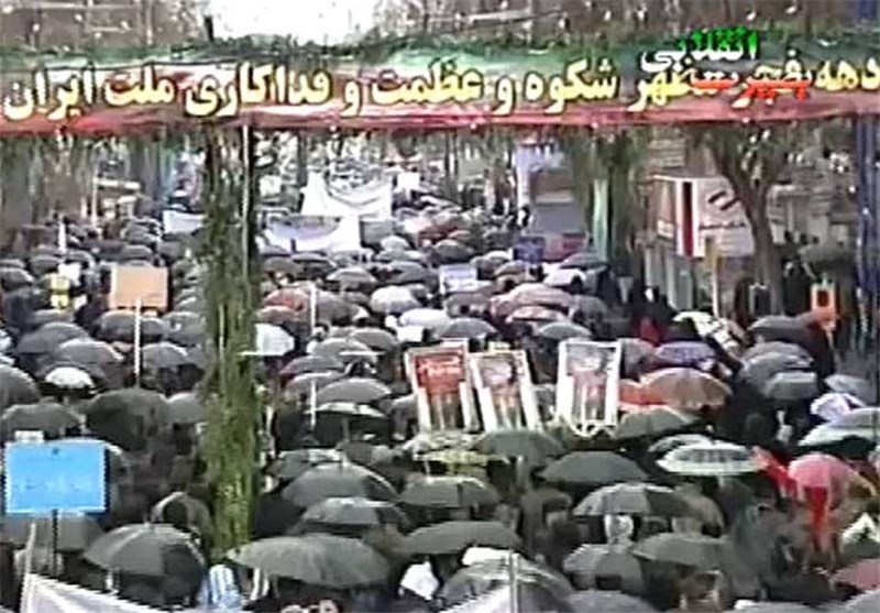 راهپیمایی 22 بهمن در ارومیه زیرباران شدید آغاز شد