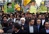 روحانی در جمع راهپیمایان تهرانی حضور یافت