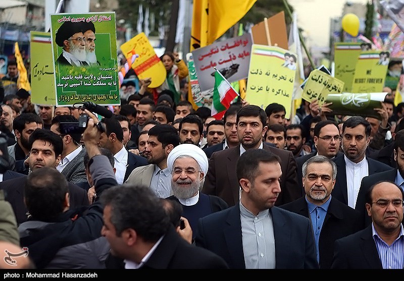 روحانی در جمع راهپیمایان تهرانی حضور یافت