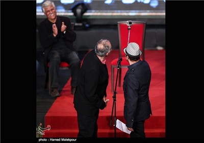 عکس سلفی رضا عطاران و علیرضا شجاع نوری در مراسم اختتامیه سی و سومین جشنواره بین‌المللی فیلم فجر