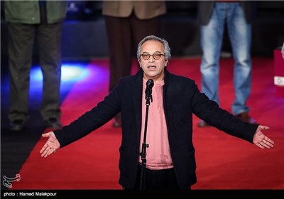 اهدای سیمرغ بلورین بهترین فیلم بخش نگاه نو سی و سومین جشنواره بین‌المللی فیلم فجر به محمدحسین لطیفی تهیه‌کننده فیلم چهارشنبه 19 اردیبهشت