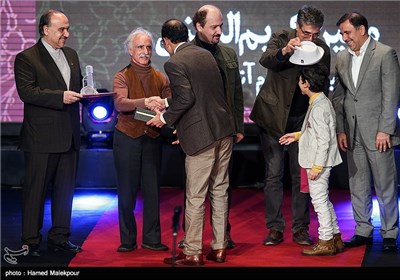 تقدیر از برگزیدگان بخش سینما حقیقت سی و سومین جشنواره بین‌المللی فیلم فجر