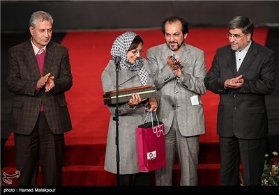 اهدای سیمرغ بلورین بهترین فیلم از نگاه تماشاگران بخش سی و سومین جشنواره بین‌المللی فیلم فجر به بیتا منصوری تهیه‌کننده فیلم رخ دیوانه