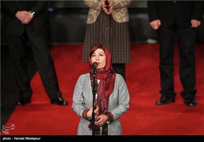 اهدای سیمرغ بلورین بهترین فیلمنامه بخش سودای سیمرغ سی و سومین جشنواره بین‌المللی فیلم فجر به رویا محقق برای فیلم دوران عاشقی