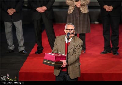 فرزاد مؤتمن در مراسم اختتامیه سی و سومین جشنواره بین‌المللی فیلم فجر
