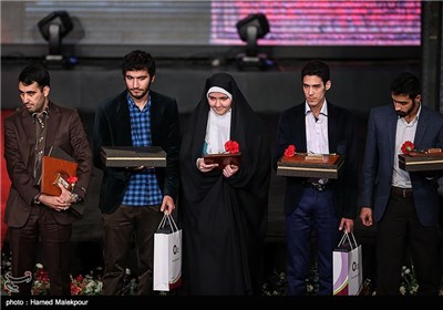 تقدیر از خانواده شهدای دیپلمات‌های حادثه مزار شریف در مراسم اختتامیه سی و سومین جشنواره بین‌المللی فیلم فجر