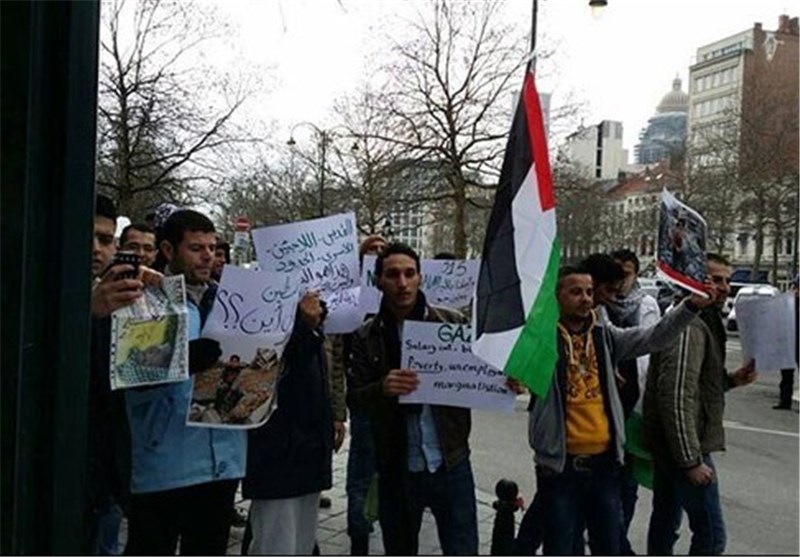 تظاهرات فلسطینیان مقابل هتل محل اقامت «محمود عباس» در بروکسل