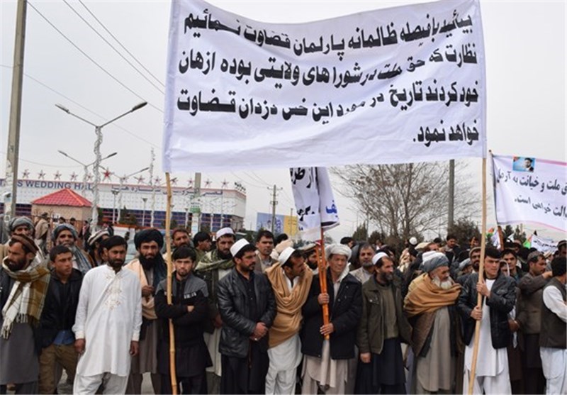 مسدود شدن مسیر فرودگاه «کرزی» در پی تظاهرات اعضای شوراهای ولایتی افغانستان + تصاویر
