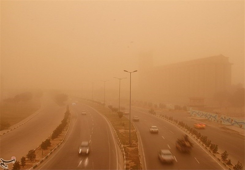 موج گرد و غبار شدید آسمان خوزستان را فرا گرفت