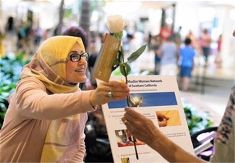 اهدای شاخه‌های گل صلح و دوستی توسط بانوان مسلمان کالیفرنیا