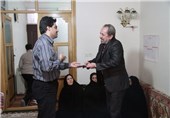 اسلام‌زاده مستند «اهل سنت ایران» را به خانواده شهید ماموستا شیخ‌الاسلام تقدیم کرد