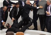 پارلمان ترکیه بار دیگر صحنه زد و خورد نمایندگان شد+تصاویر