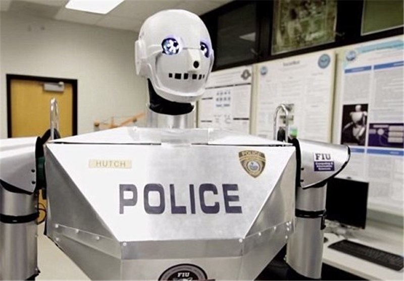 پلیس رباتیک با قابلیت نگهبانی از خیابان و ارائه بلیط