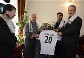 دیدار کفاشیان و اعضای فدراسیون فوتبال با خانواده شهید رجبی