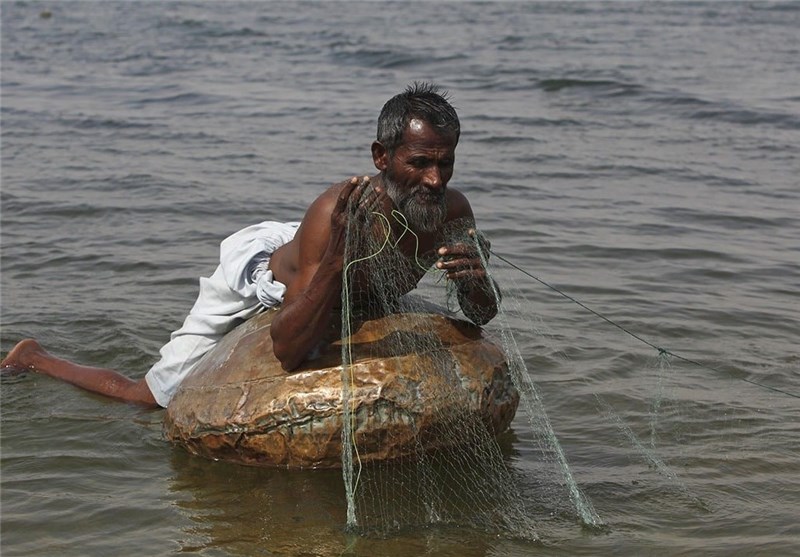 ماهیگیری جالب روی کوزه‌ها در پاکستان به روایت تصویر