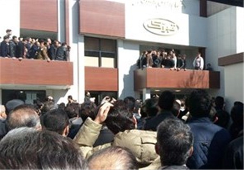 سهامداران تبرک مقابل دفتر این شرکت در مشهد تجمع کردند