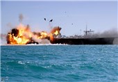 لحظه برخورد قایق بی‌سرنشین و انتحاری سپاه به مدل ناو آمریکایی + فیلم