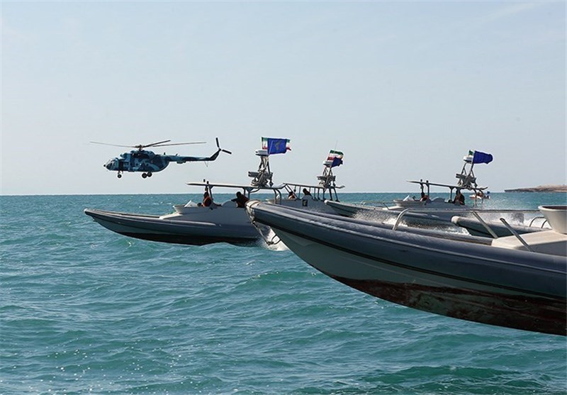 نیروی دریایی سپاه سرنشینان لنج غرق شده در خارگ را نجات داد