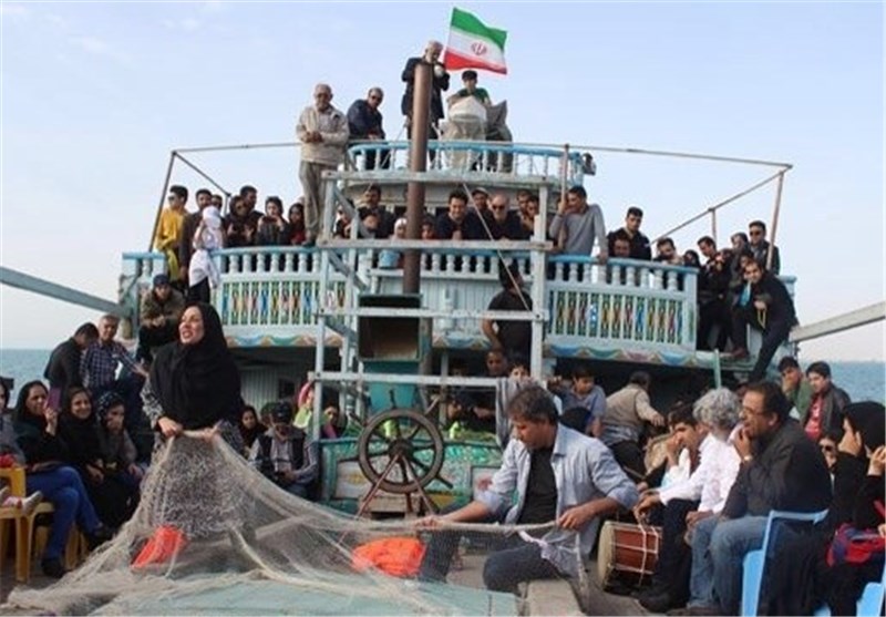 تئاتر سطحه در استان بوشهر بر روی لنج کلید خورد