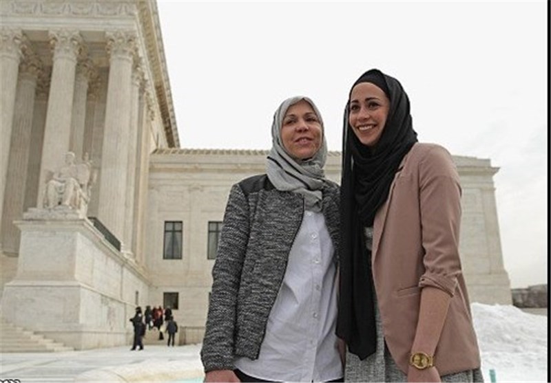 امراة مسلمة تتحدى التمییز ضد المسلمین فی امریکا + صور