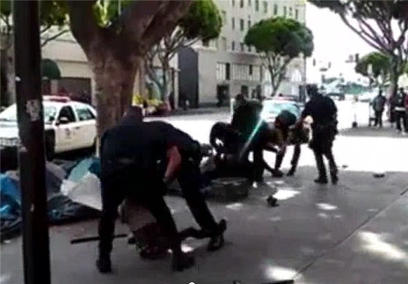 LA Police Fatally Shot Man in Struggle over Officer&apos;s Gun