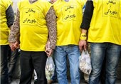 پاکسازی خیابان ولیعصر از «ته‌سیگارها» توسط کارتن خواب‌های پایتخت