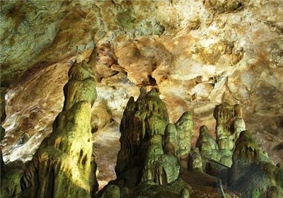 Ghazlagh Cave =می گویند طول این غار حدود یکصد کیلومتر و دارای دو دالان می باشد.