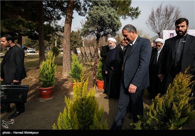 حجت‌الاسلام حسن روحانی رئیس جمهور در پایان مراسم کاشت یک اصله نهال در آستانه روز درختکاری