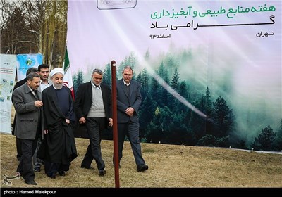 حجت‌الاسلام حسن روحانی رئیس جمهور در مراسم کاشت یک اصله نهال در آستانه روز درختکاری