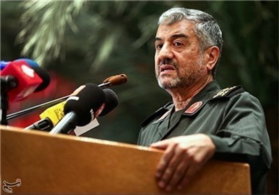 قائد الحرس الثوری : لا أحد یجرؤ أن یغمز ایران الاسلامیة بنظرة تهدید وجیش الصهاینة عاجز عن اختراق حدود غزة