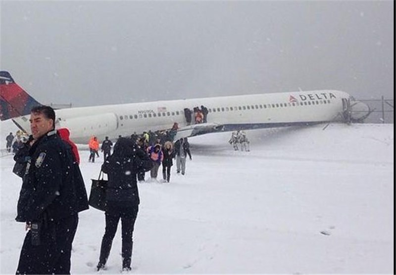 تصاویر حادثه در هنگام فرود هواپیما در نیویورک