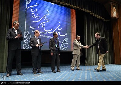 تقدیر از برگزیدگان در اختتامیه جایزه جهانی سازمان دانشی برتر در ایران