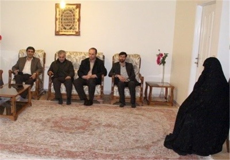 فرماندار و مدیرکل بنیاد شهید همدان با خانواده شهیدان وثوقی دیدار کردند