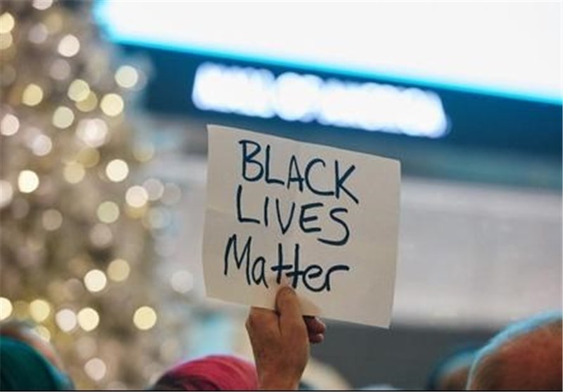 تظاهرات دانش آموزان در اعتراض به قتل نوجوان سیاه پوست در ویسکانسین