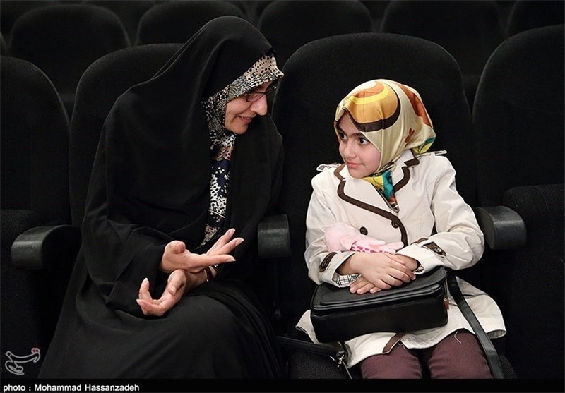تقدیر ایوبی از خانواده شهید رضایی‌نژاد و کیانوش عیاری در جشن نوروزی سینما