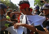 ماموران پلیس میانمار با دانشجویان معترض درگیر شدند+عکس